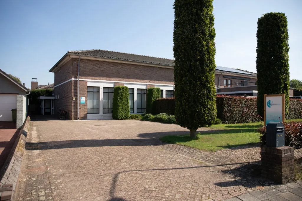 Buitenaanzicht van de praktijk aan de Burgemeester Hoefnagelstraat
