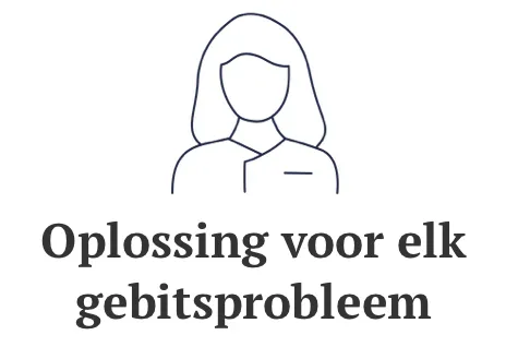 Tevreden patient met witte tanden na bleekbehandeling