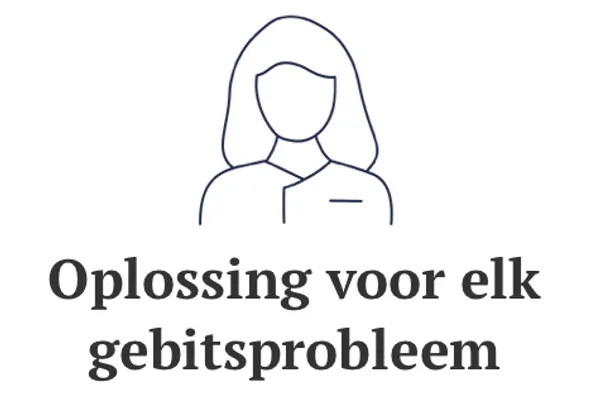 Tevreden patient met witte tanden na bleekbehandeling