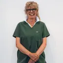 Portret van tandartsassistente Claudia in groene werkkleding