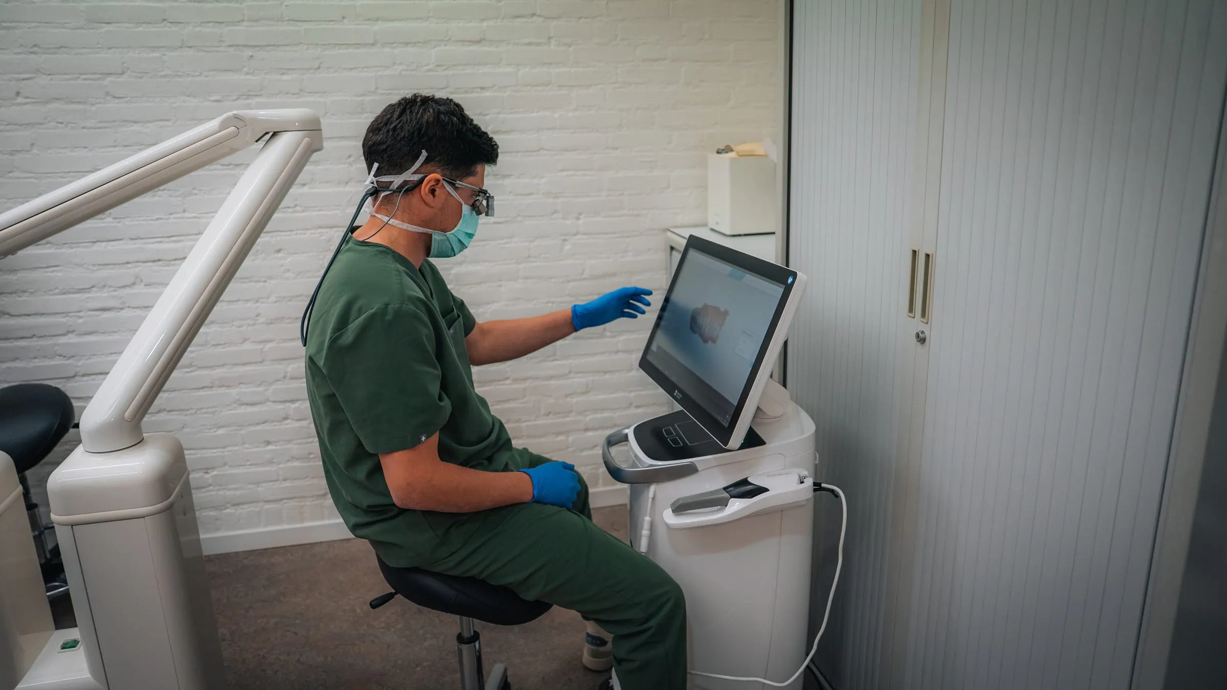 De tandarts beoordeelt een digitale gebitsscan voor preventieve controle