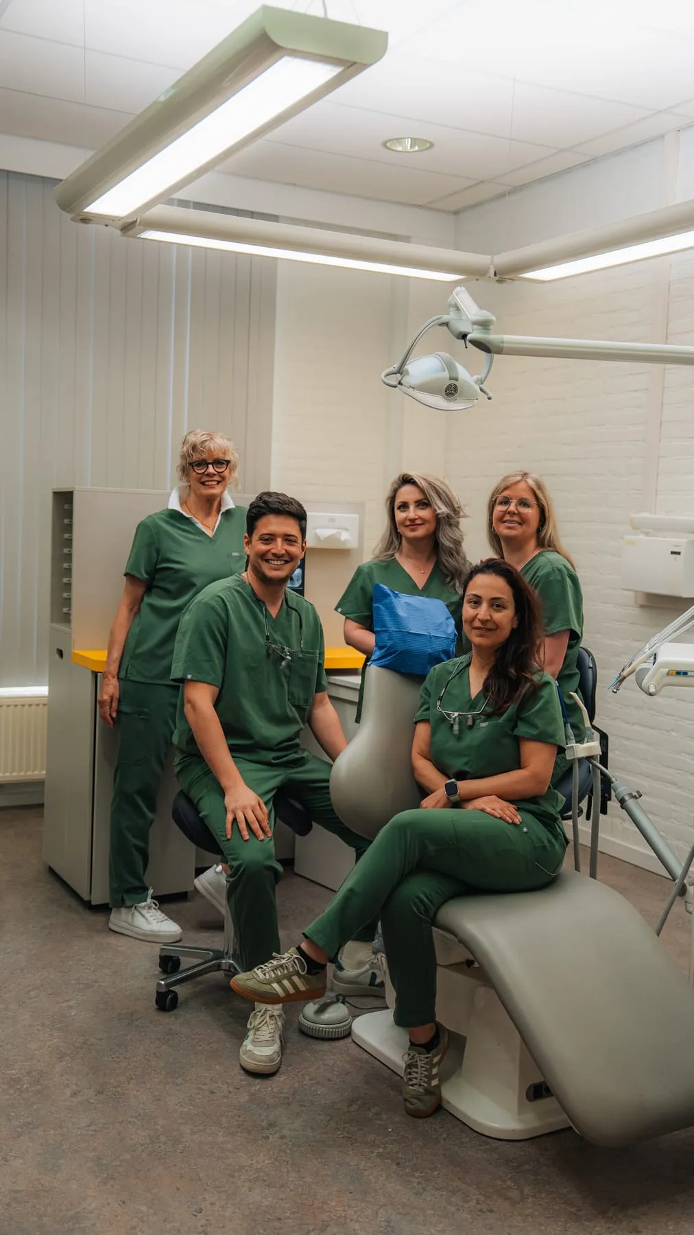 Lachend team van Mondzorg Schaijk in de behandelkamer