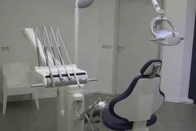 Moderne behandelkamer met tandartsstoel
